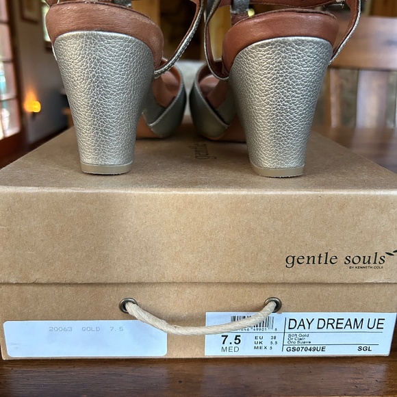 Gentle Souls by Kenneth Cole Day Dream Gold Leather Platform T-Straps - Picture 4 of 4